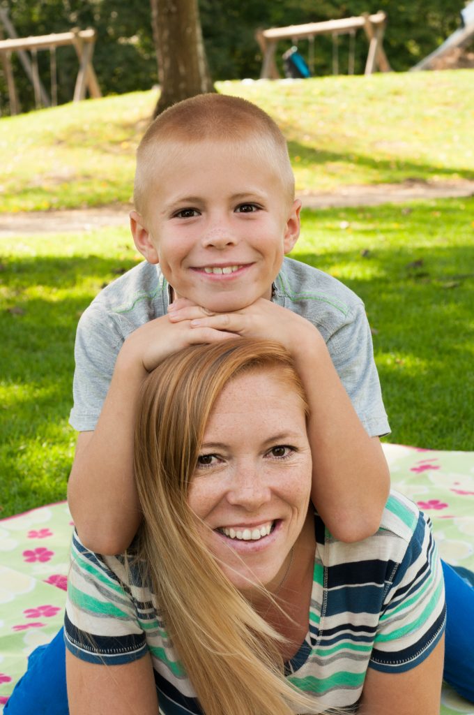Mutter mit Sohn auf einer grünen Wiese