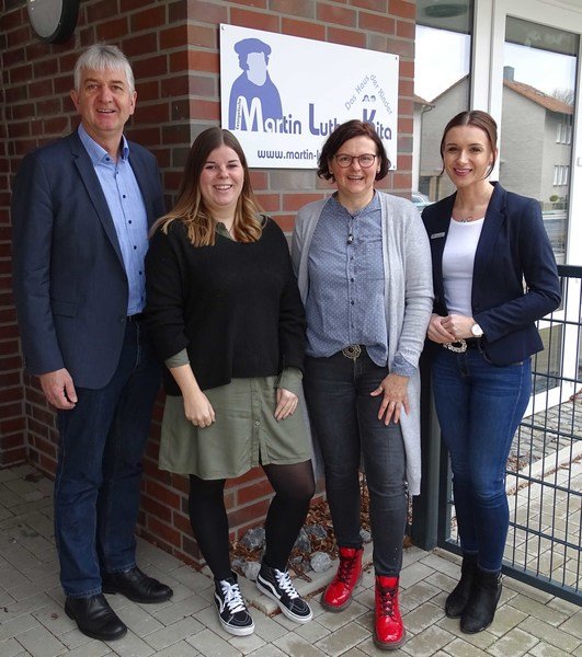 Zusammen engagieren sich Martin Steinmeier (Geschäftsführer des Jobcenters AHA, links), Franziska Huerkamp, Ramona Keuker (Leiterinnen des Familienzentrums, Mitte) und Anna Maria Dedic (Mitarbeiter AHA, rechts) für die bessere Vereinbarkeit von Familie und Beruf. (Fotonachweis: Jobcenter/Victoria Valentin)
